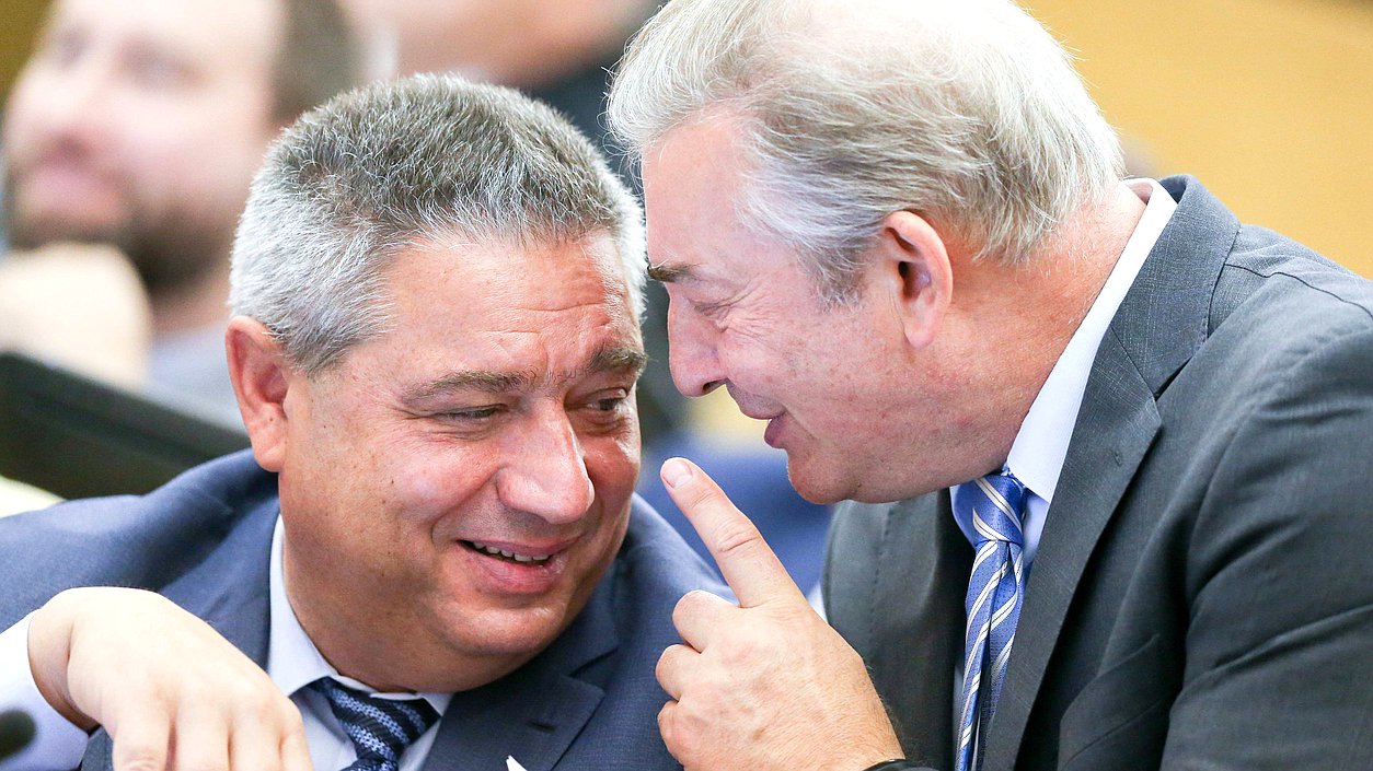 Член Комитета ГД по охране здоровья Владислав Третьяк и Первый заместитель Председателя Комитета по бюджету и налогам Глеб Хор