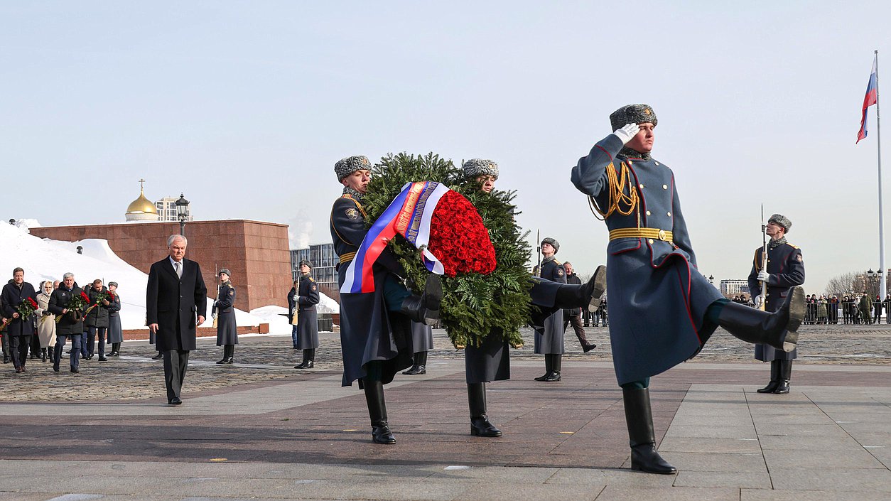 Возложение венка к Вечному огню в парке Победы на Поклонной горе в День защитника Отечества