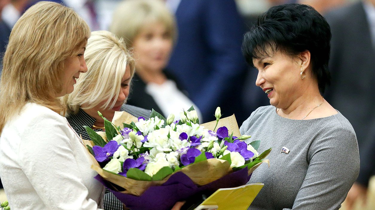 Заместитель Председателя Комитета по образованию и науке Лариса Тутова и член Комитета по образованию и науке Светлана Солнцева