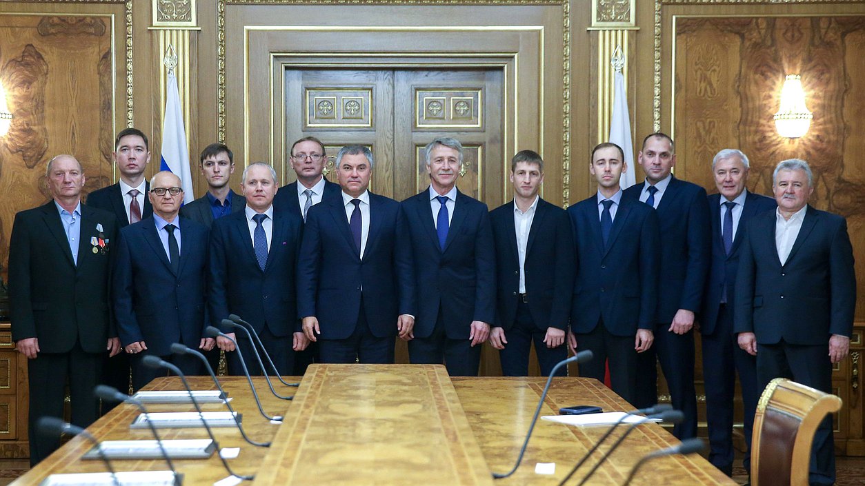 Председатель Государственной Думы Вячеслав Володин, Председатель правления ПАО НОВАТЭК Леонид Михельсон и работники ОАО «Ямал СПГ»