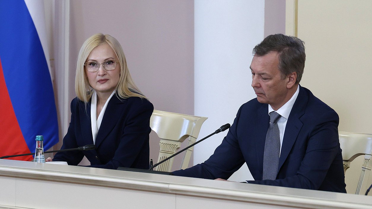 Заместитель Председателя Государственной Думы Ирина Яровая и Первый заместитель Председателя Совета Федерации Андрей Яцкин