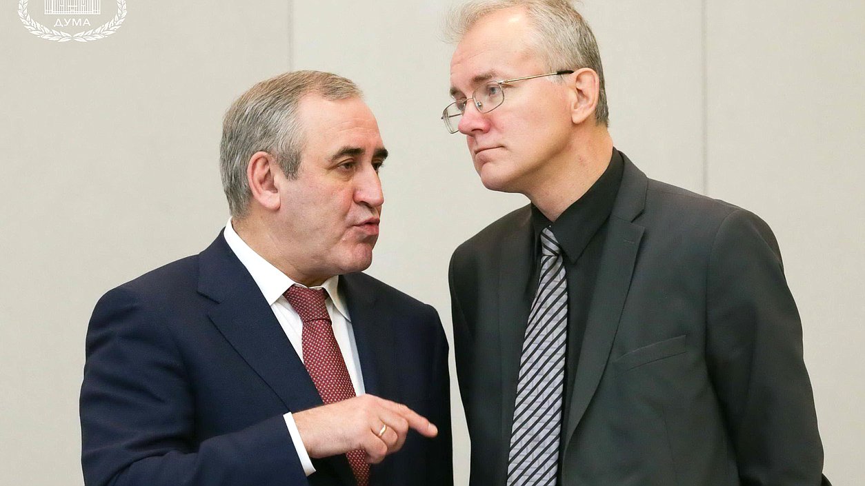Заместитель Председателя Государственной Думы Сергей Неверов и член Комитета по труду, социальной политики и делам ветеранов Олег Шеин. Автор фото: Марат Абулхатин/Фотослужба Государственной Думы