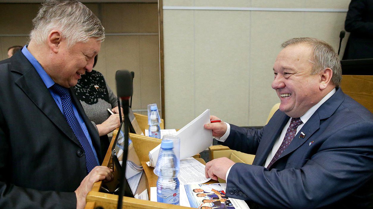 Председатель Комитета по обороне Владимир Шаманов и Заместитель председателя Комитета по международным делам  Анатолий Карпов во время пленарного заседания.Фото: Анна Исакова/Фотослужба Государственной Думы.