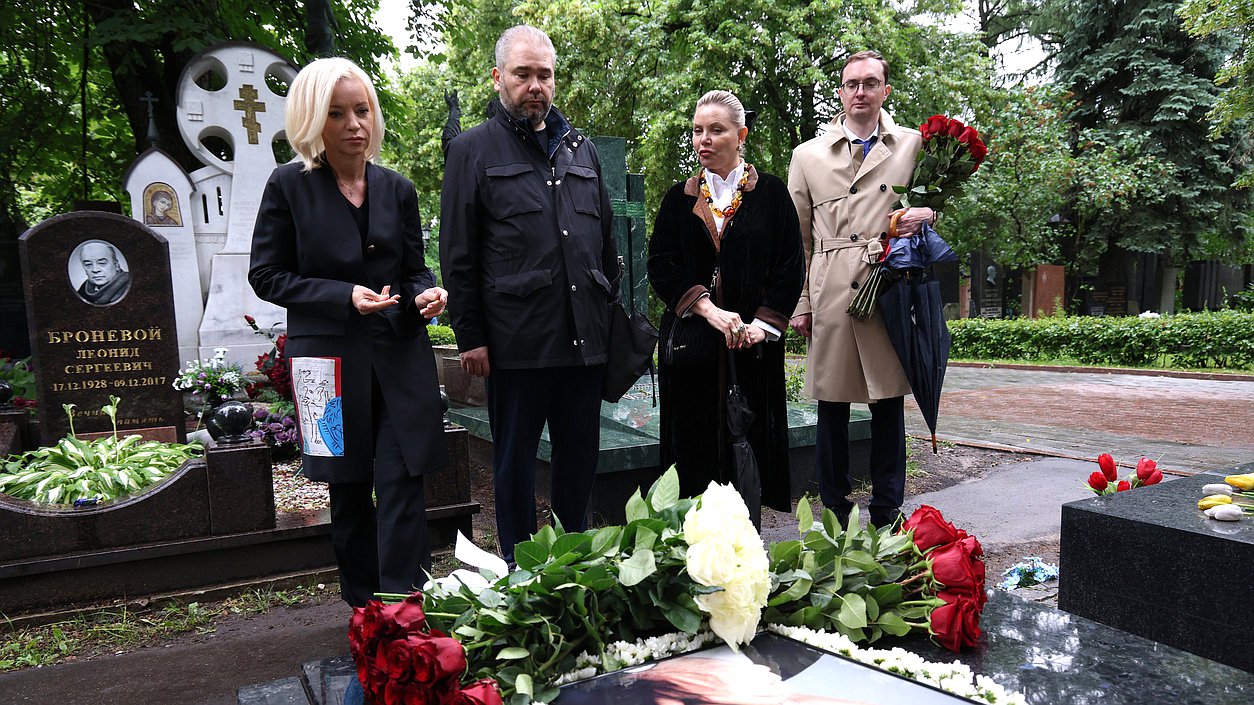 Возложение цветов к могиле Станислава Говорухина