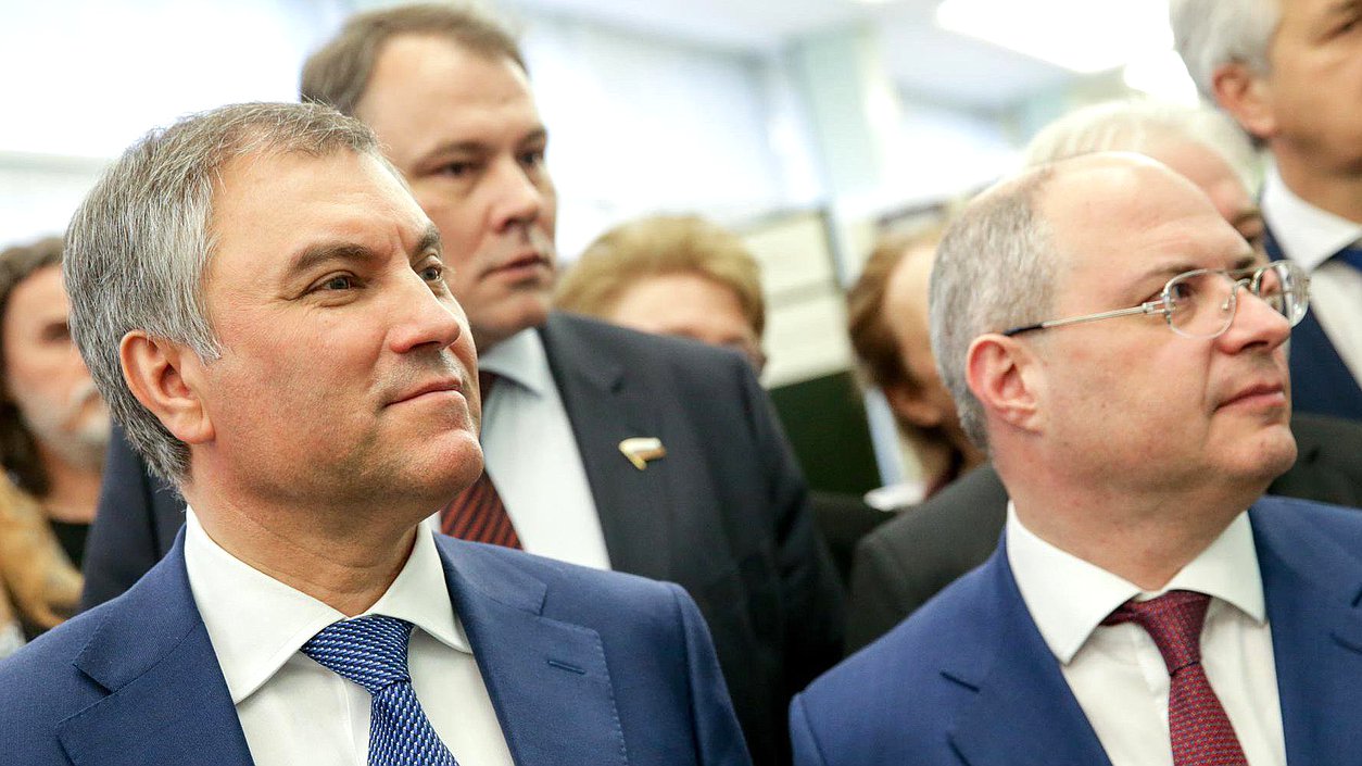 Председатель Государственной Думы Вячеслав Володин и председатель Комитета по развитию гражданского общества, вопросам общественных и религиозных объединений Сергей Гаврилов во время осмотра выставки. Автор фото: Анна Исакова/Фотослужба Государственной Думы.

