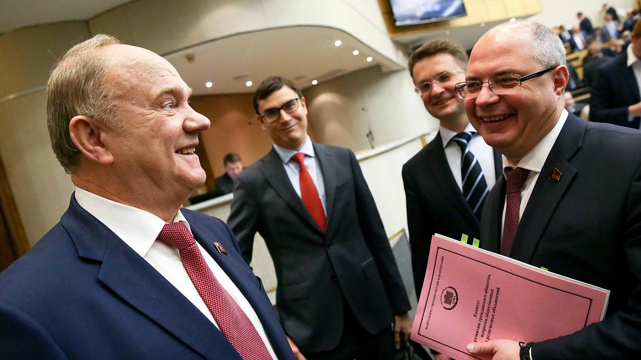 Председатель фракции КПРФ Геннадий Зюганов и председатель Комитета по развитию гражданского общества, вопросам общественных и религиозных объединений Сергей Гаврилов. Автор фото: Анна Исакова/Фотослужба Государственной Думы
