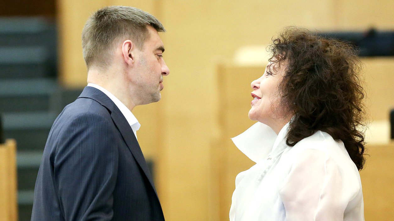 Член Комитета по международным делам Сергей Железняк и член Комитета по безопасности и противодействию коррупции Виктория Николаева