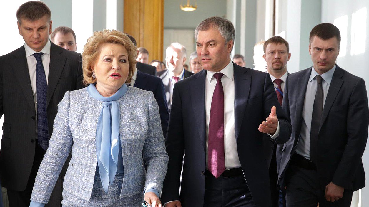 Председатель Государственной Думы Вячеслав Володин и Председатель Совета Федерации Валентина Матвиенко перед началом заседания. Автор фото: Анна Исакова/Фотослужба Государственной Думы.
