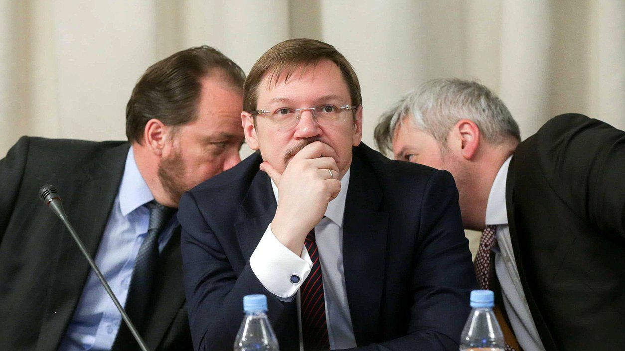Заместитель министра культуры РФ Александр Журавский во время парламентских слушаний на тему "О реализации Стратегии государственной культурной политики". Автор фото: Марат Абулхатин/Фотослужба Государственной Думы
