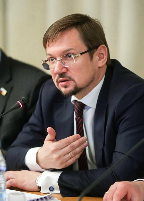 Заместитель министра культуры РФ Александр Журавский во время парламентских слушаний на тему "О реализации Стратегии государственной культурной политики". Автор фото: Марат Абулхатин/Фотослужба Государственной Думы
