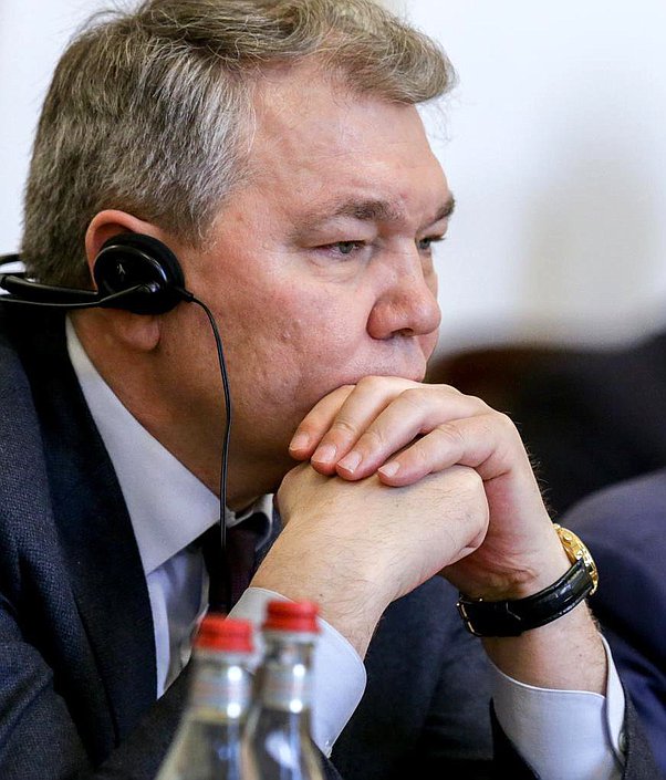Председатель Комитета по делам Содружества Независимых Государств, евразийской интеграции и связям с соотечественниками Леонид Калашников во время заседания. Авторство фотографий: Анна Исакова/Фотослужба Государственной Думы.
