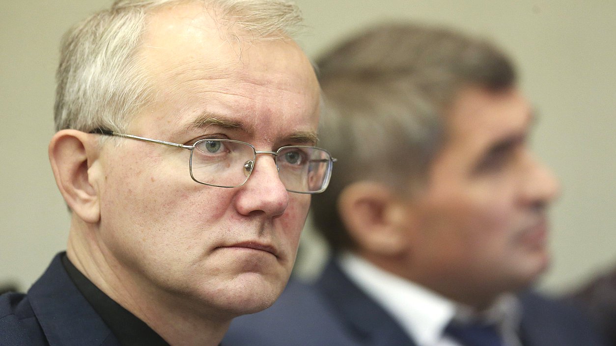 Член Комитета по труду, социальной политике и делам ветеранов Олег Шеин