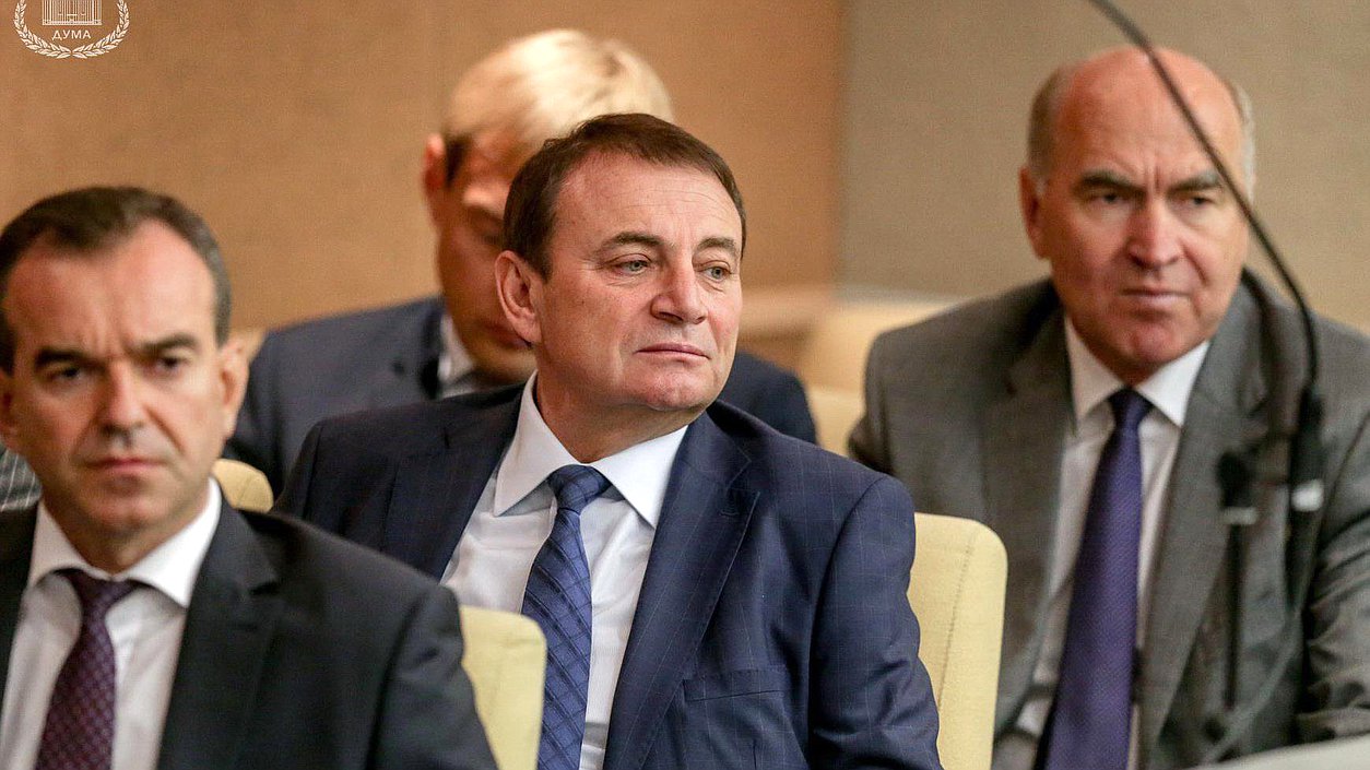 Представители регионов при рассмотрении вопроса о курортном сборе во время заседания. Автор фото: Анна Исакова/Фотослужба Государственной Думы.
