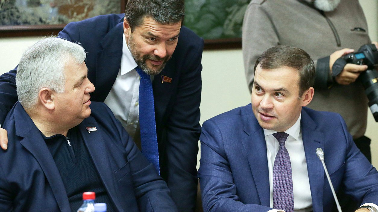 Член Комитета по делам СНГ, евразийской интеграции и связям с соотечественниками Казбек Тайсаев, заместитель Председателя Комитета по информационной политике, информационным технологиям и связи Александр Ющенко и Первый заместитель Председателя Комитета по природным ресурсам, собственности и земельным отношениям Юрий Афонин
