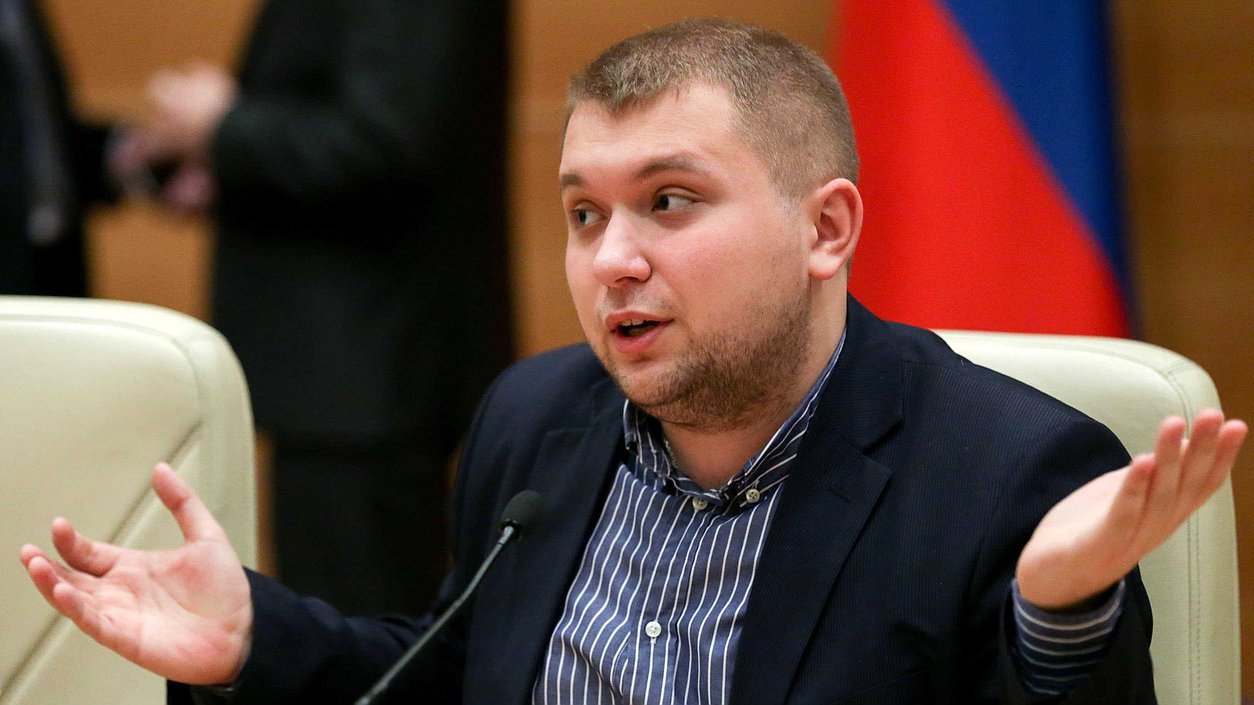Заместитель председателя Комитета по образованию и науке, член фракции ЛДПР Борис Чернышов во время круглого стола на тему "В какой России хочет жить молодежь?". Фото: Анна Исакова/Фотослужба Государственной Думы