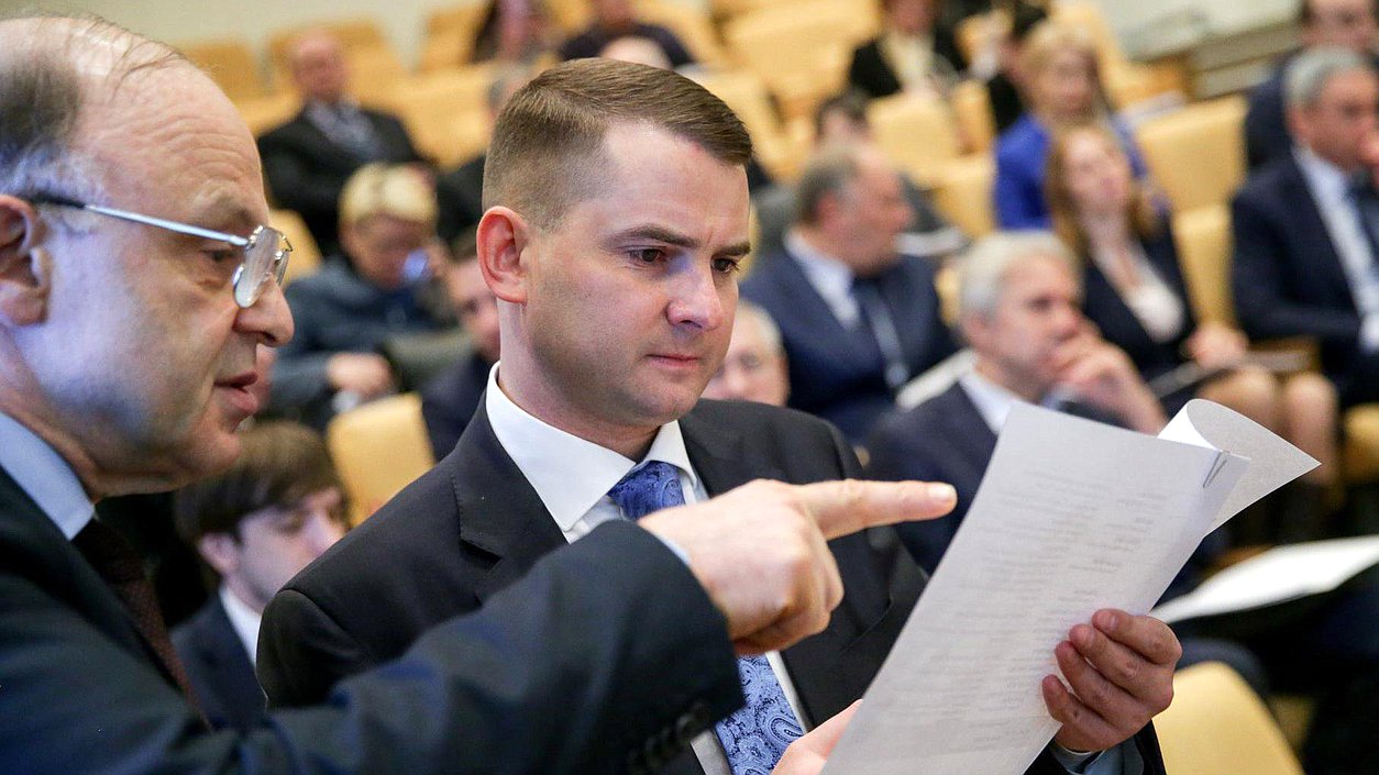 Председатель Комитета по труду, социальной политике и делам ветеранов Ярослав Нилов во время слушаний. Фото: Анна Исакова/Фотослужба Государственной Думы.
