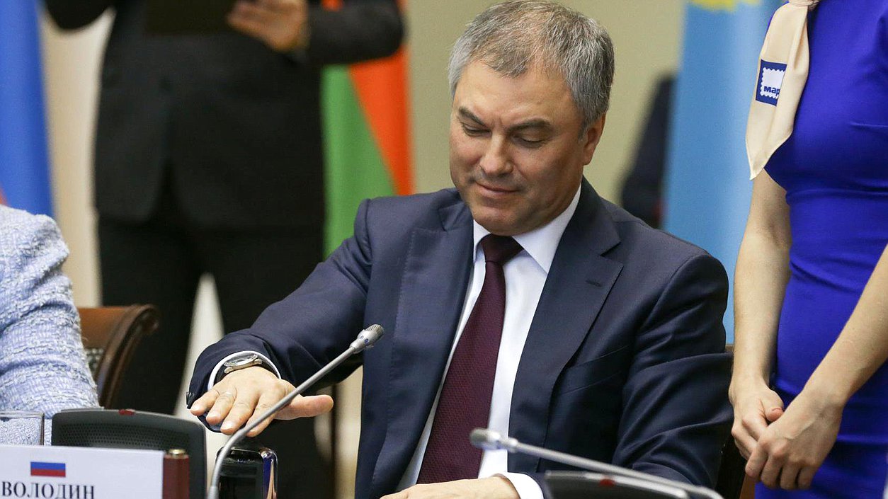 Председатель Государственной Думы Вячеслав Володин во время церемонии гашения почтовой марки, посвященной 25-летию МПА государств-участников СНГ. Автор фото: Анна Исакова/Фотослужба Государственной Думы.


