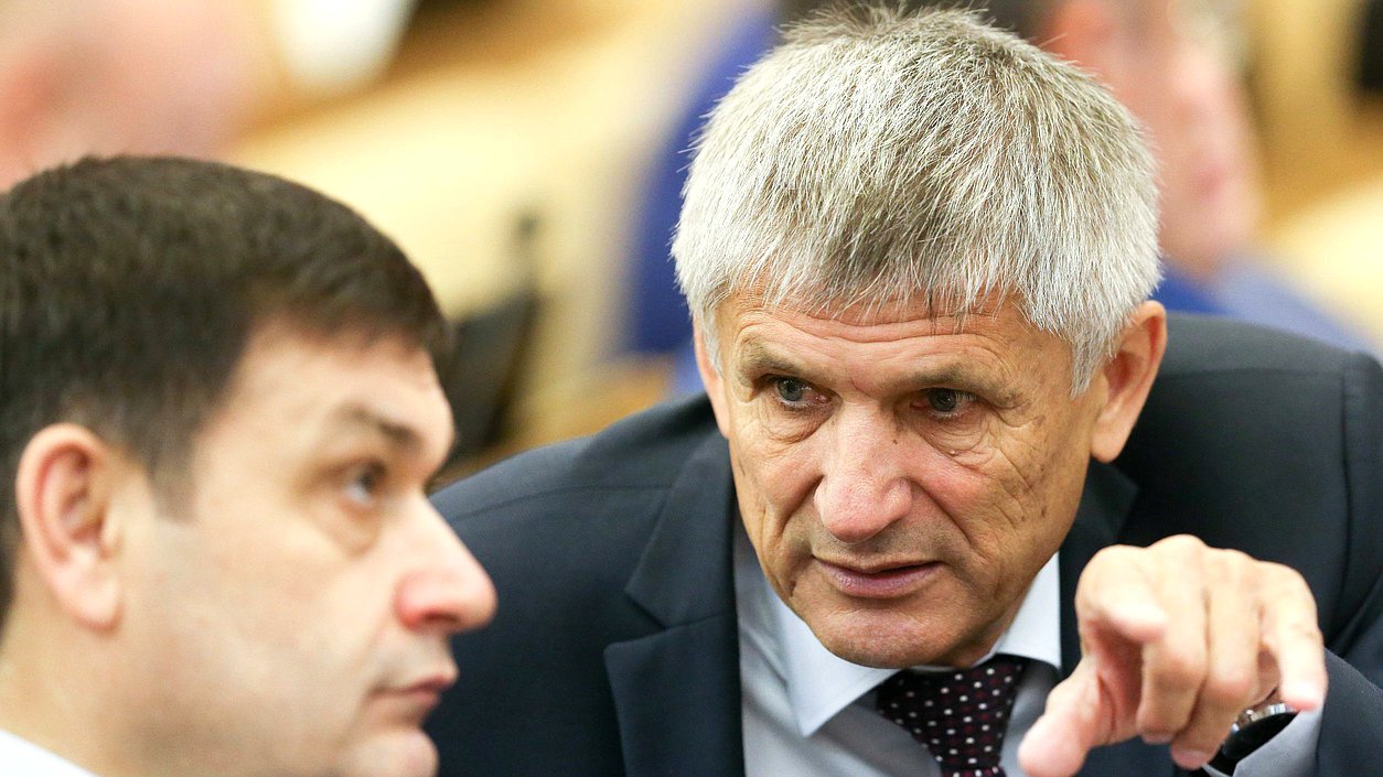 Заместитель Председателя Комитета по аграрным вопросам Алексей Лавриненко и член Комитета по безопасности и противодействию коррупции Адальби Шхагошев