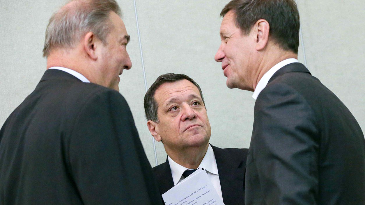 Член Комитета по охране здоровья Владислав Третьяк, председатель Комитета по бюджету и налогам Андрей Макаров и первый заместитель Председателя Государственной Думы Александр Жуков. Автор фото: Анна Исакова/Фотослужба Государственной Думы