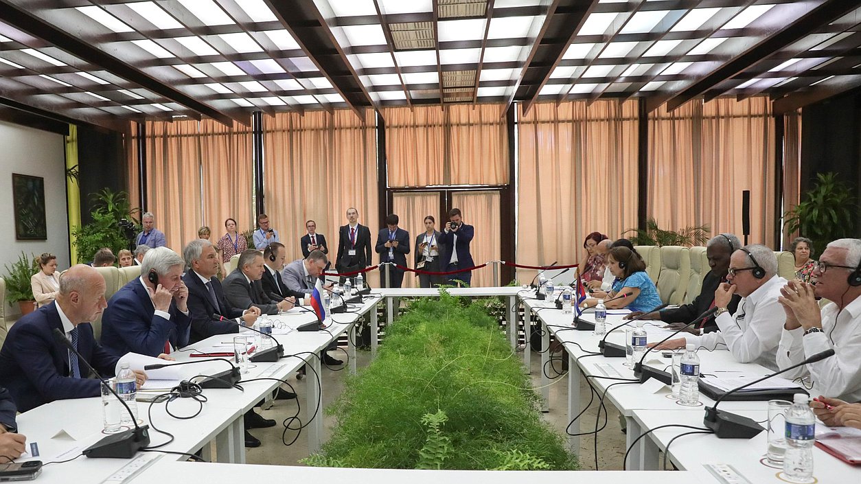 La reunión del Jefe de la Duma Estatal, Vyacheslav Volodin, con el Jefe de la Asamblea Nacional del Poder Popular y del Consejo de Estado de la República de Cuba, Esteban Lazo Hernández en un formato ampliado