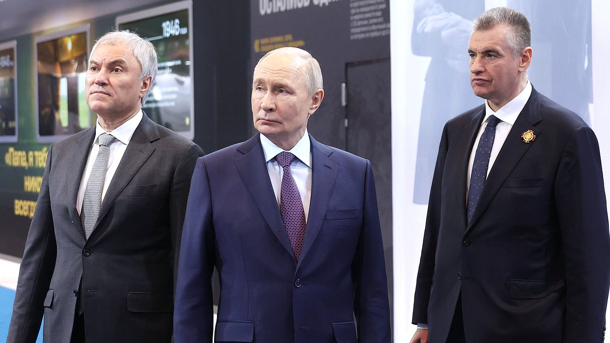 Председатель Государственной Думы Вячеслав Володин, Президент РФ Владимир Путин и руководитель фракции ЛДПР Леонид Слуцкий. Фото: пресс-служба Президента РФ