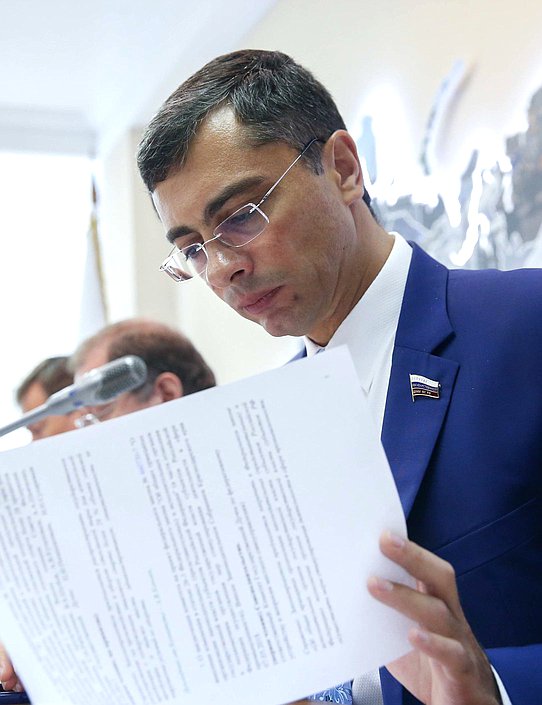 Первый заместитель Председателя Комитета по экономической политике, промышленности, инновационному развитию и предпринимательству Владимир Гутенев