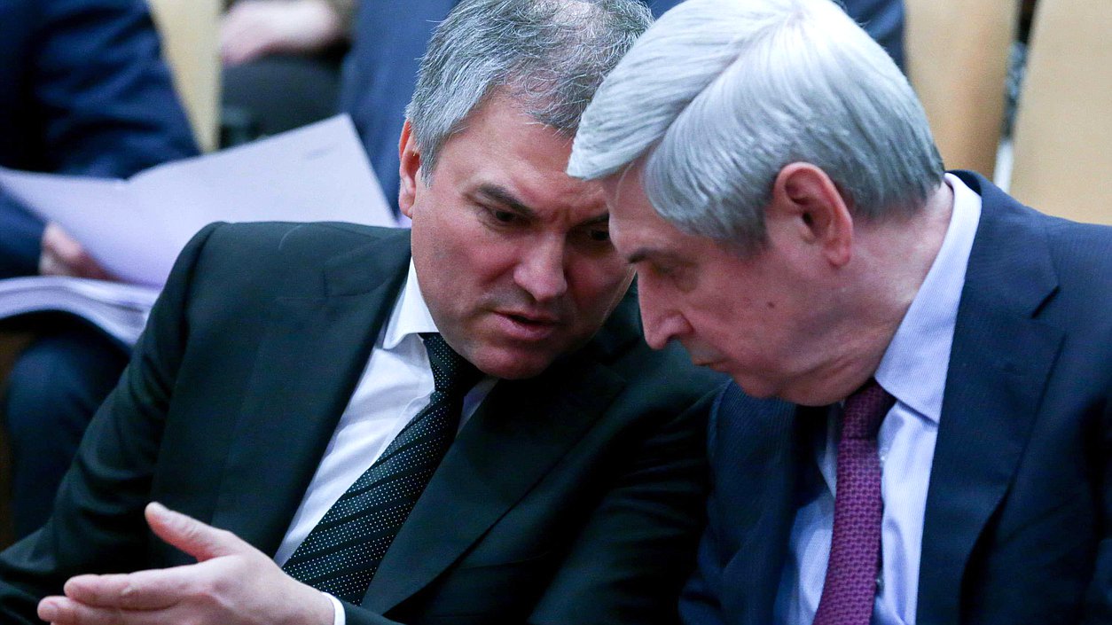 Председатель Государственной Думы Вячеслав Володин и первый заместитель Председателя Государственной Думы Иван Мельников во время открытия пятьдесят первой сессии Парламентского Собрания Союза Беларуси и России.