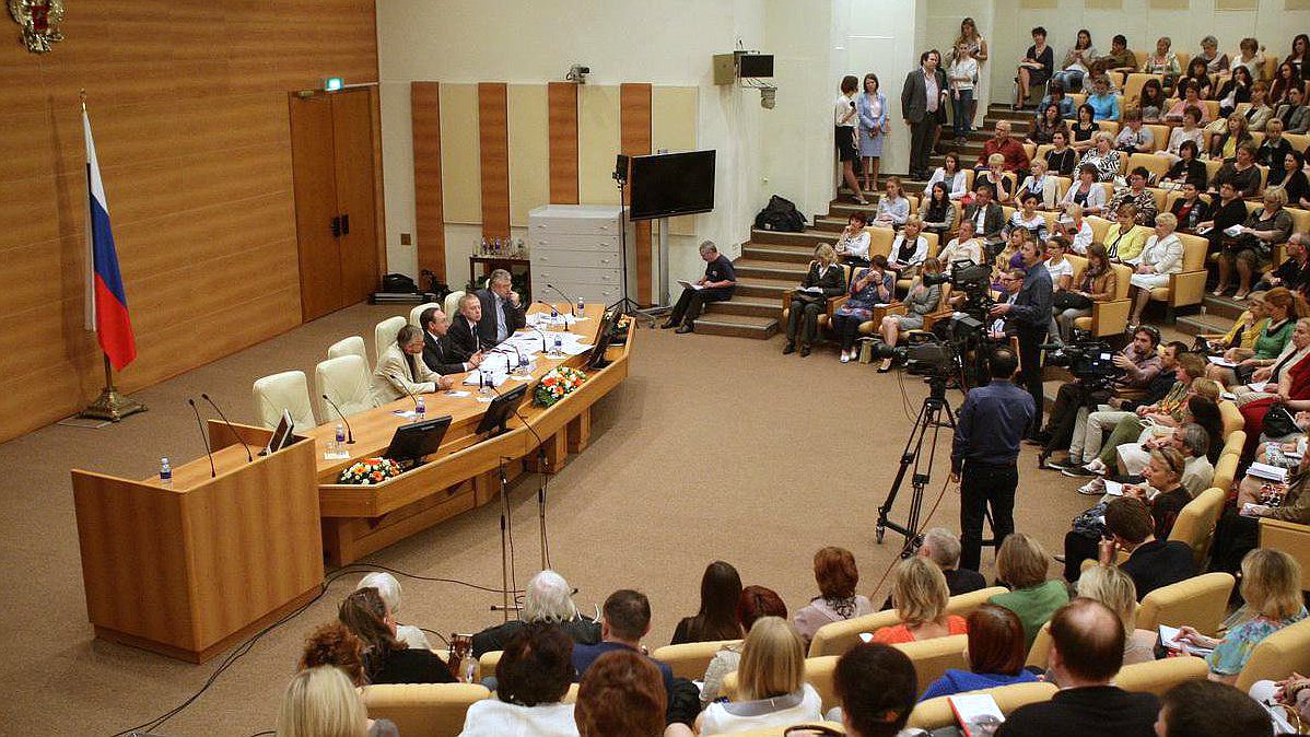 Литературная встреча Комитета Государственной Думы по образованию на тему «Несломленный русский язык» в рамках мероприятий, приуроченных к Году литературы и празднованию Дня русского языка, с презентацией сборника гражданской поэзии Донбасса «Час мужества». 
