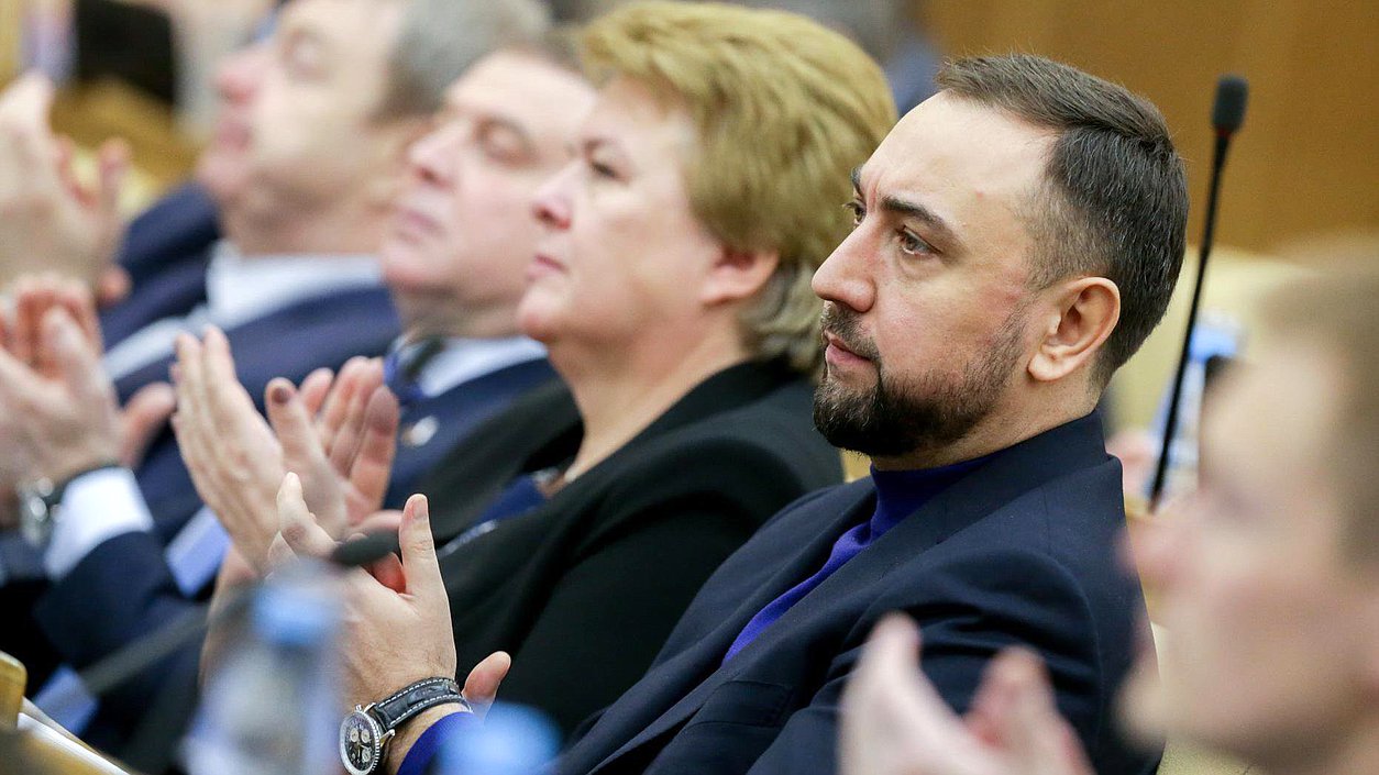 Член комиссии  по вопросам депутатской этики Шамсаил Саралиев  во время пленарного заседания.Фото: Анна Исакова/Фотослужба Государственной Думы.