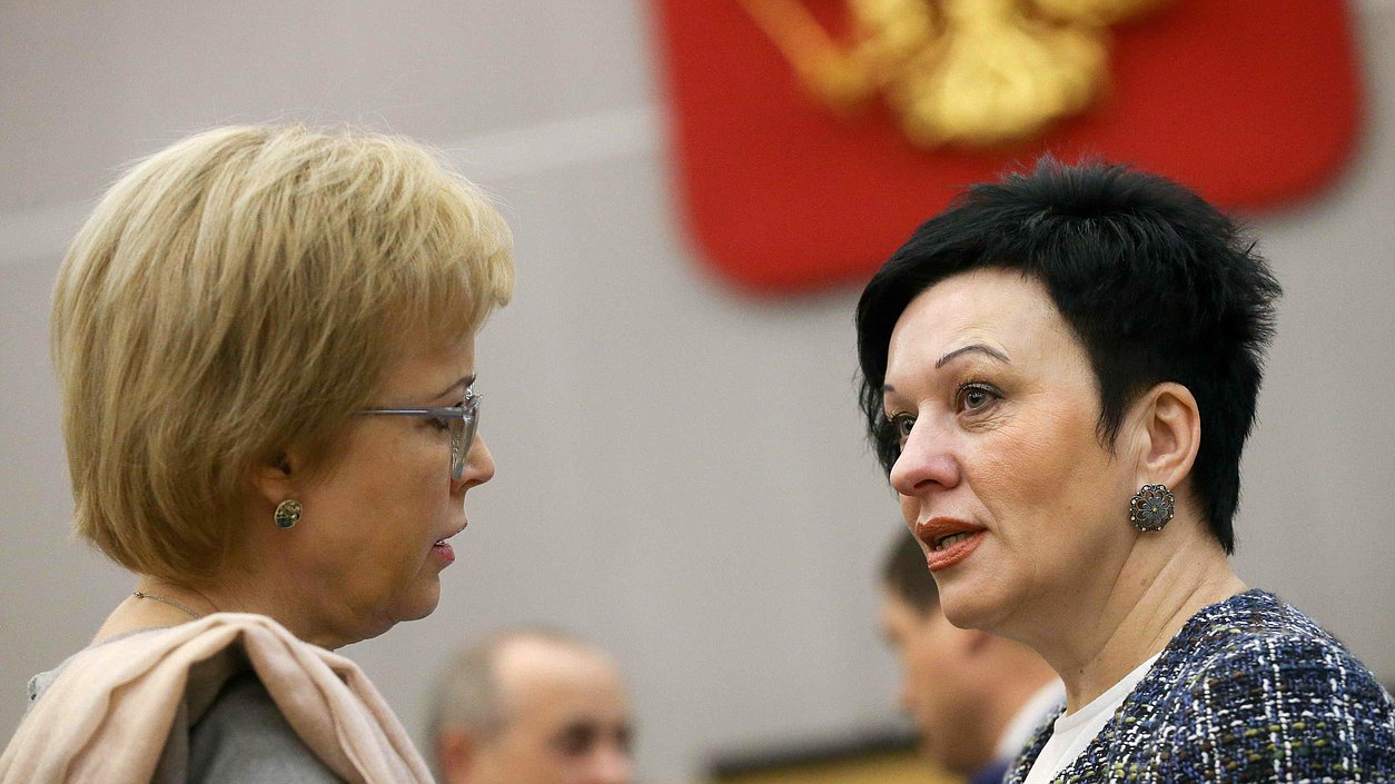 Член Комитета по охране здоровья Татьяна Соломатина и заместитель председателя Комитета по региональной политике и проблемам Севера и Дальнего Востока Оксана Бондарь. Автор фото: Марат Абулхатин/Фотослужба Государственной Думы