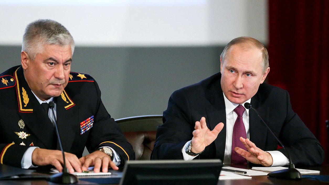 Президент Российской Федерации Владимир Путин и Министр внутренних дел Российской Федерации Владимир Колокольцев во время заседания. Автор фото: Анна Исакова/Фотослужба Государственной Думы.