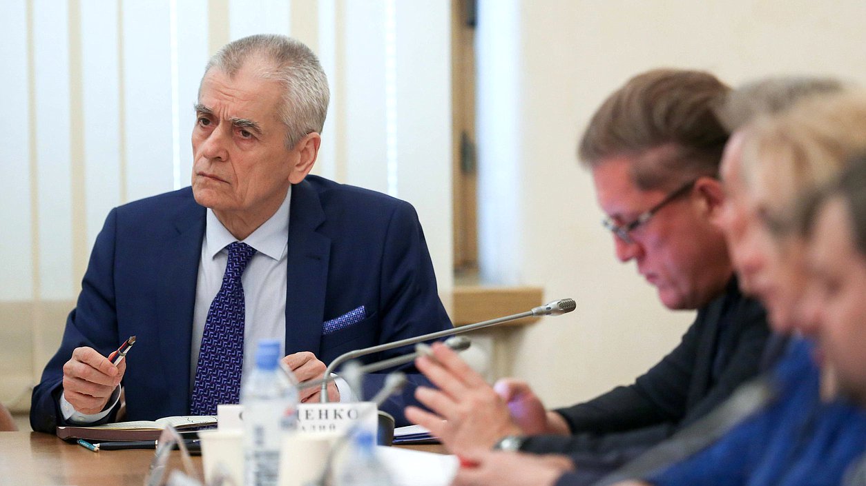 Первый заместитель Председателя Комитета по образованию и науке Геннадий Онищенко