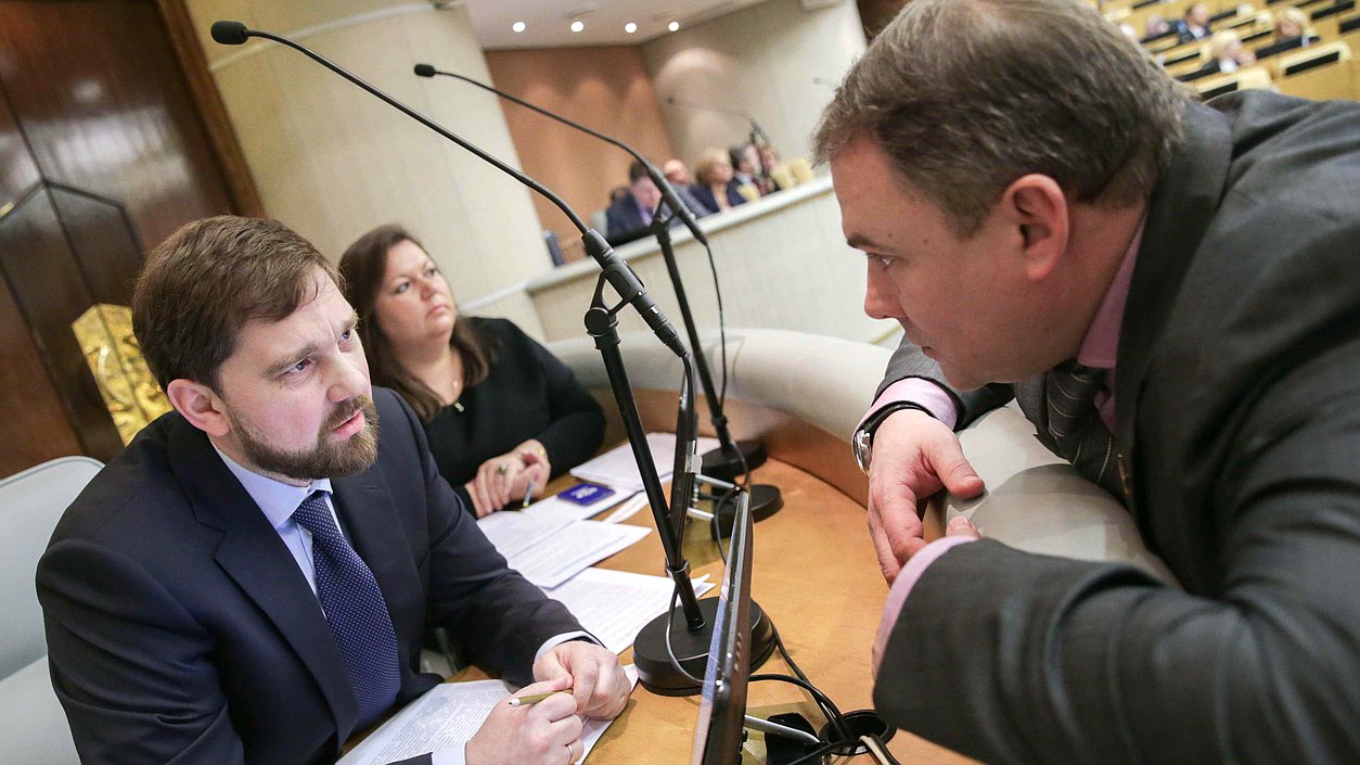 Руководитель Федерального агентства по делам национальностей Игорь Баринов и заместитель Председателя Государственной Думы Петр Толстой. Автор фото: Анна Исакова/Фотослужба Государственной Думы
