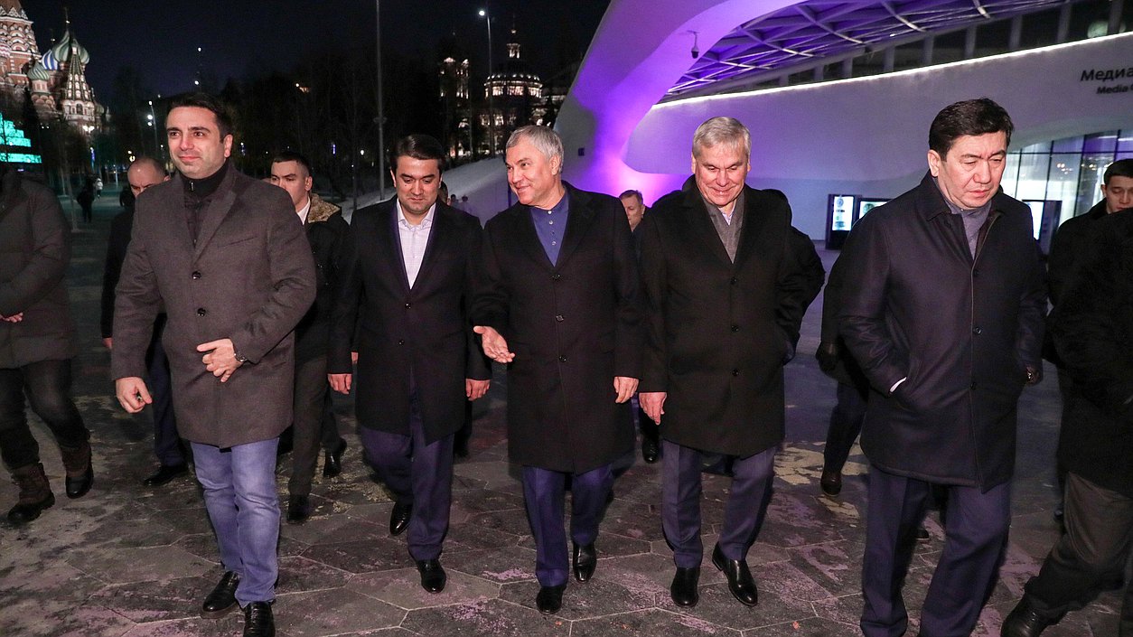 Председатель Государственной Думы Вячеслав Володин и главы делегаций стран-участниц ОДКБ посетили парк «Зарядье» в Москве