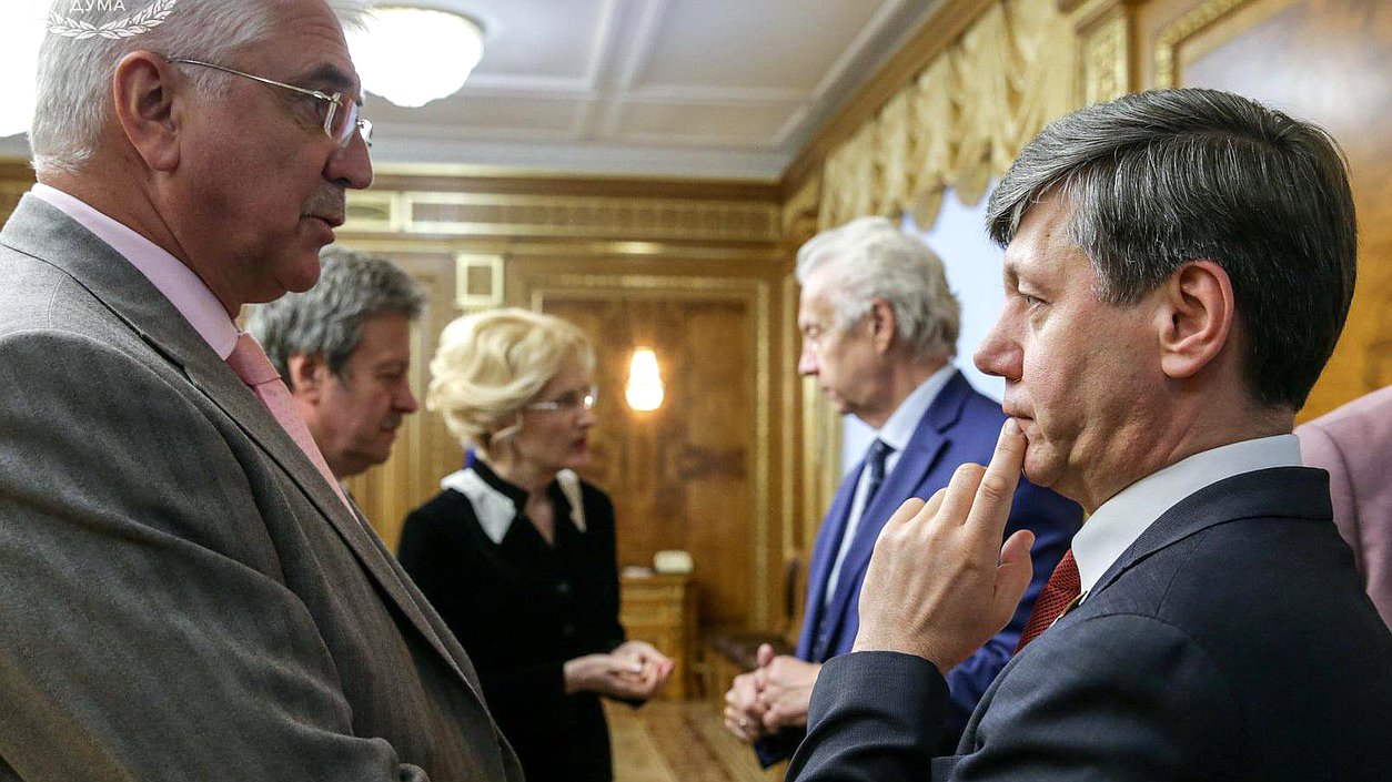 Первый заместитель председателя Комитета по международным делам Дмитрий Новиков и заместитель председателя Комитета по международным делам Алексей Чепа во время встречи. Автор фото: Анна Исакова/Фотослужба Государственной Думы.
