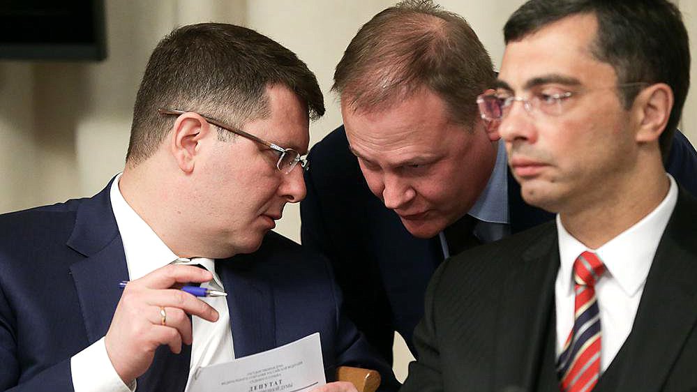 Председатель Комитета по экономической политике, промышленности, инновационному развитию и предпринимательству Сергей Жигарев и Первый заместитель председателя Комитета Владимир Гутенев во время заседания.
Авторство фото: Анна Исакова / Фотослужба Государственной Думы.