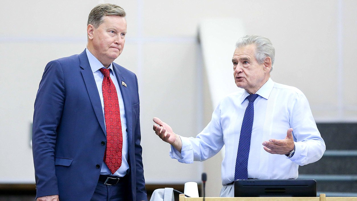 Первый заместитель Председателя Комитета по контролю и Регламенту Олег Нилов и член Комитета по бюджету и налогам Николай Гончар