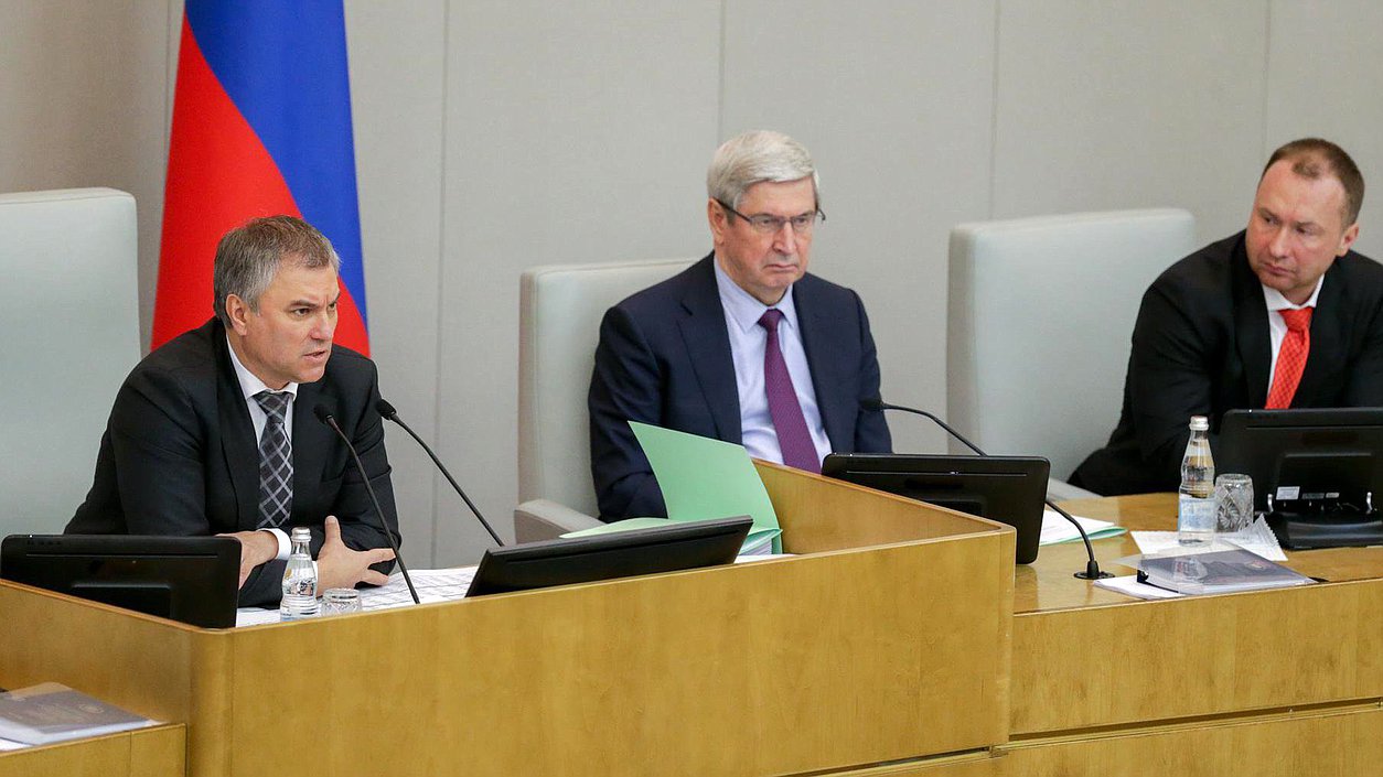 Председатель Государственной Думы Вячеслав Володин,Первый заместитель Председателя Государственной Думы Иван Мельников и Заместитель Председателя Государственной Думы Игорь Лебедев во время пленарного заседания.Фото: Анна Исакова/Фотослужба Государственной Думы. 