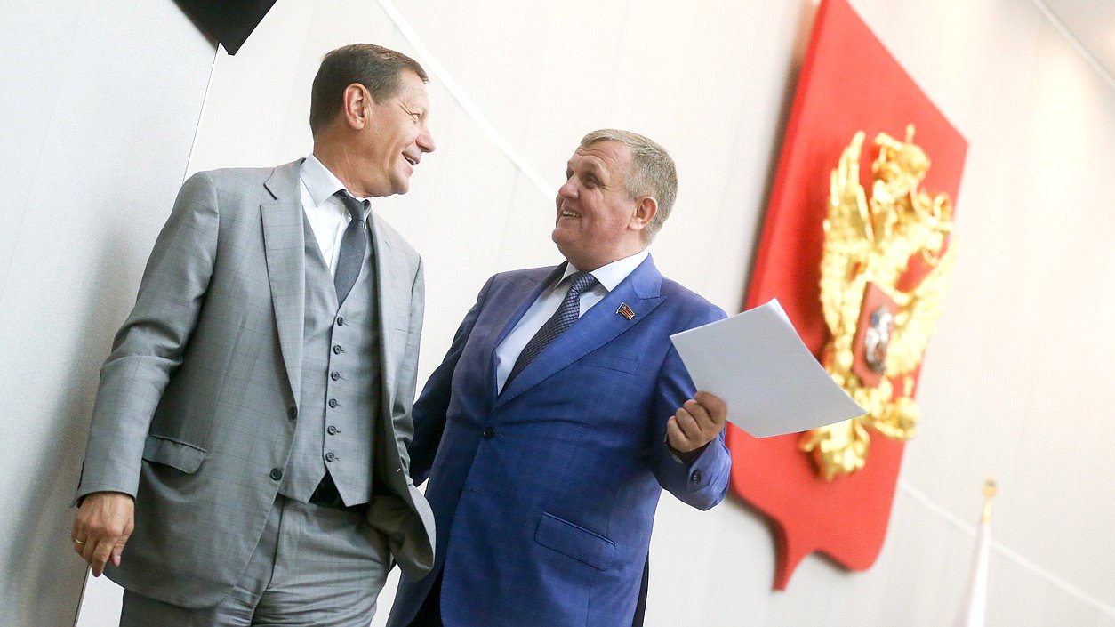 Первый заместитель Председателя Государственной Думы Александр Жуков и Первый заместитель Председателя Комитета по труду, социальной политике и делам ветеранов Николай Коломейцев