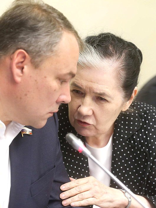 Заместитель Председателя Государственной Думы Петр Толстой и Председатель Комитета по жилищной политике и жилищно-коммунальному хозяйству Галина Хованская