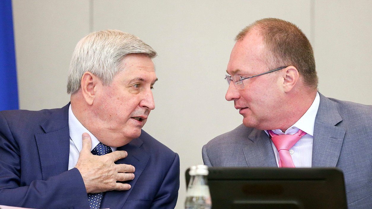 Первый заместитель Председателя Государственной Думы Иван Мельников и заместитель Председателя Государственной Думы Игорь Лебедев