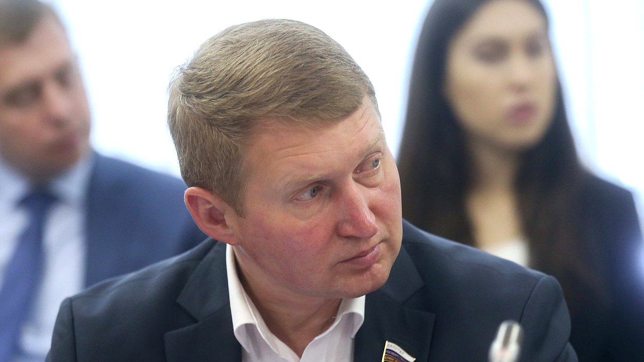 Член Комитета по экономической политике, промышленности, инновационному развитию и предпринимательству Алексей Канаев