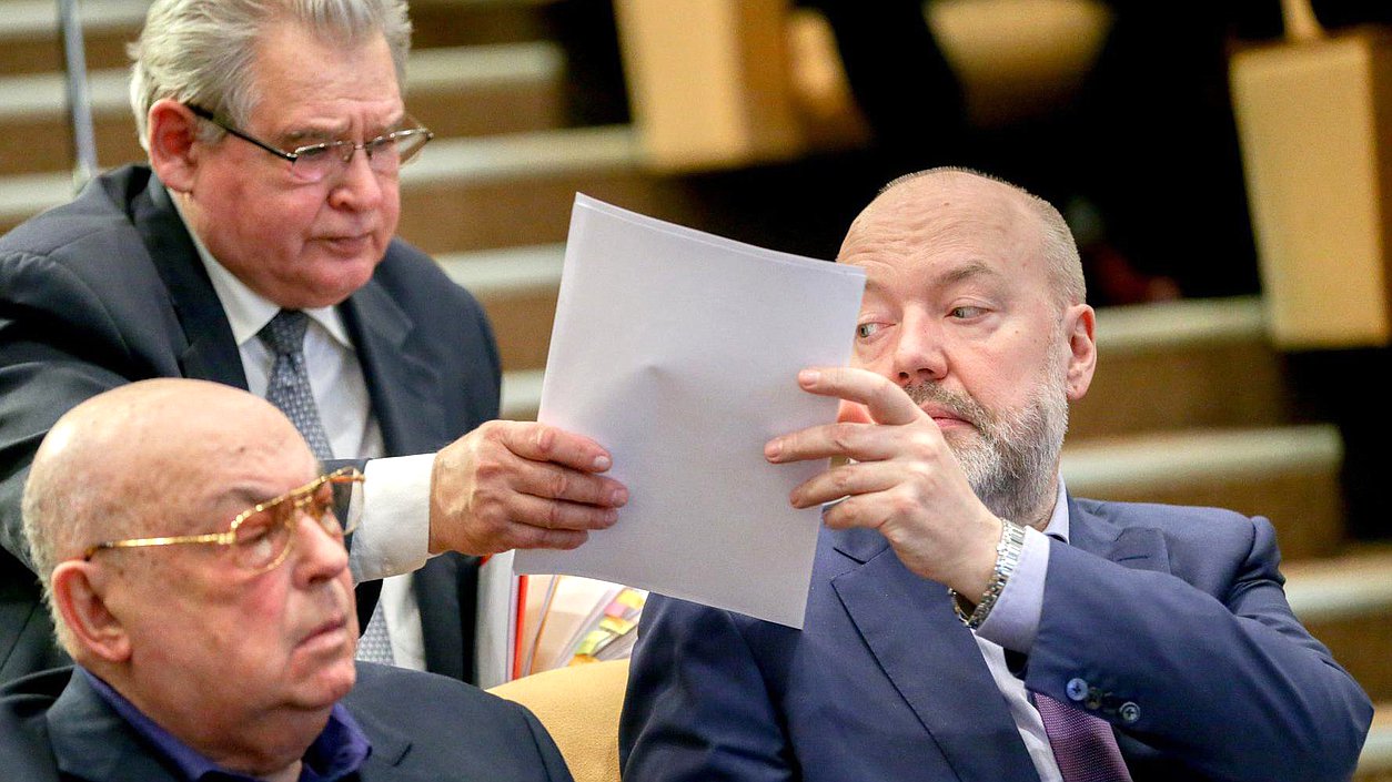 Председатель Комитета по государственному строительству и законодательству Павел Крашенинников и член Комитета по бюджету и налогам Николай Гончар во время заседания. Автор фото: Анна Исакова/Фотослужба Государственной Думы.
