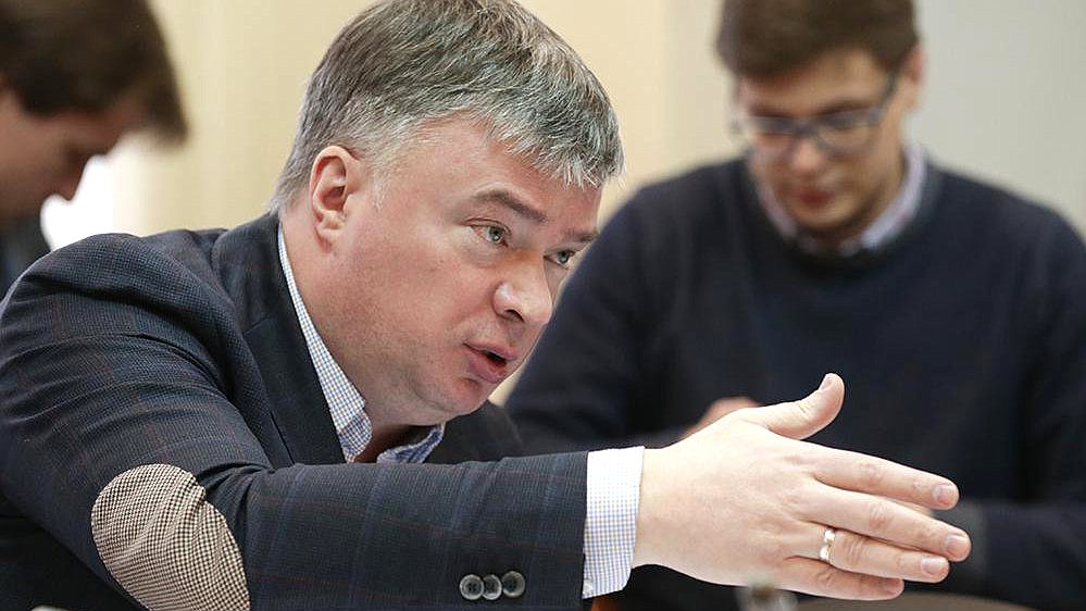 Член Комитета по делам Содружества Независимых Государств, евразийской интеграции и связям с соотечественниками Артем Кавинов во время заседания. 
Авторство фото: Анна Исакова / Фотослужба Государственной Думы.