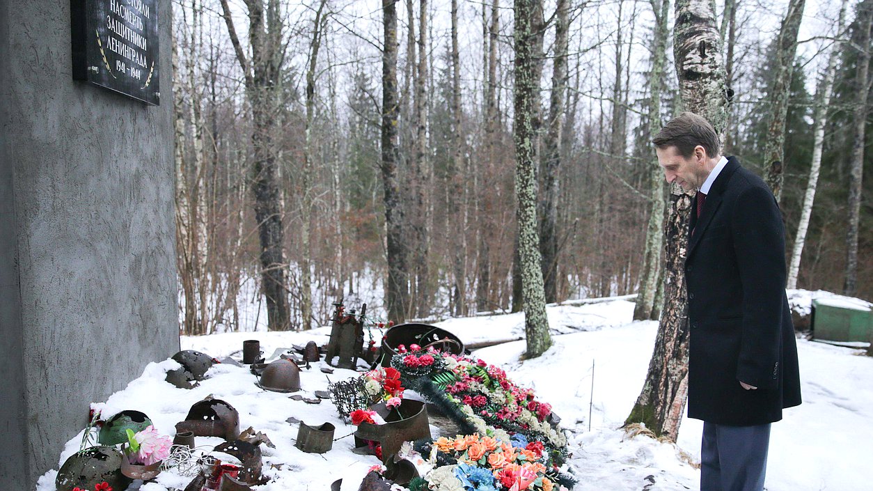 Возложение цветов к мемориалу "Непокоренная высота 105,3". Деревня Гостилицы, Ломоносовский район, Ленинградская область.