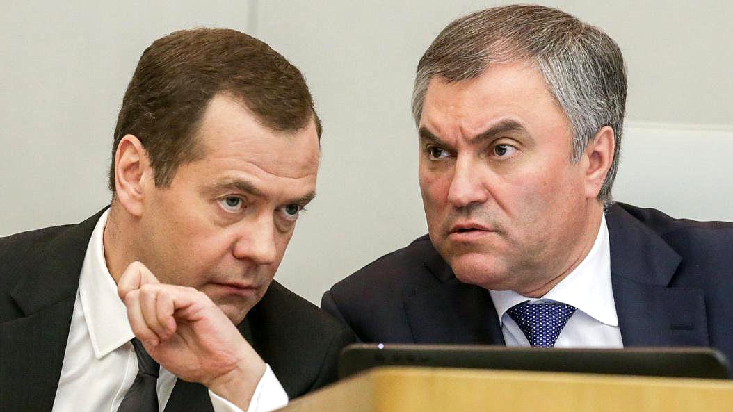 Председатель Государственной Думы Вячеслав Володин и премьер-министр РФ Дмитрий Медведев во время пленарного заседания. Фото: Анна Исакова/Фотослужба ГосДумы.