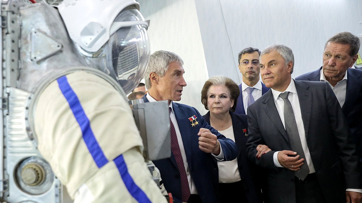 Председатель Государственной Думы Вячеслав Володин и член Комитета по международным делам Валентина Терешкова. ФГБУ «Научно-исследовательский испытательный центр подготовки космонавтов им. Ю.А. Гагарина»