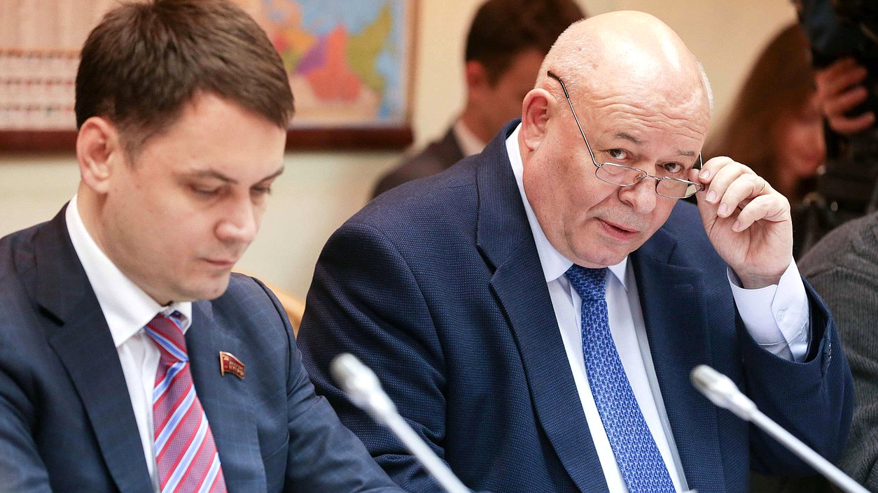 Члены Комитета по региональной политике и проблемам Севера и Дальнего Востока Алексей Корниенко и Анатолий Тихомиров во время заседания Комитета. Фото: Анна Исакова/Фотослужба Государственной Думы