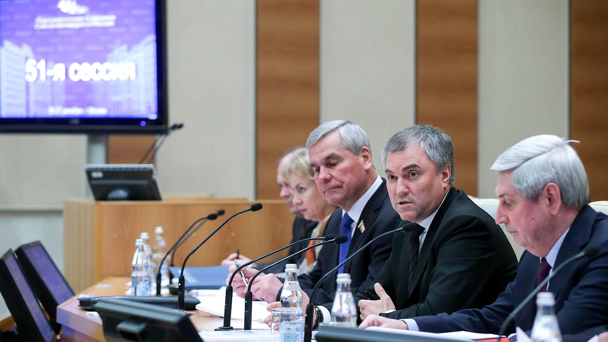 Председатель Палаты представителей Национального собрания Республики Беларусь Владимир Андрейченко, Председатель Государственной Думы Вячеслав Володин и первый заместитель Председателя Государственной Думы Иван Мельников во время открытия пятьдесят первой сессии Парламентского Собрания Союза Беларуси и России.