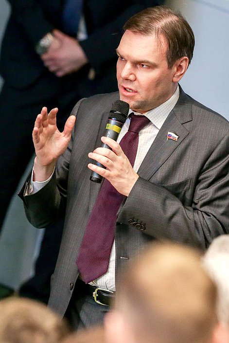 Председатель Комитета по информационной политике, информационным технологиям и связи Леонид Левин во время встречи. Фото: Анна Исакова/Фотослужба Государственной Думы



